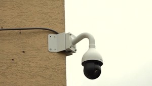 Zlodej chcel ukradnúť bezpečnostnú kameru. Tá ho pri čine nasnímala