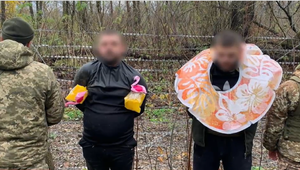 Po mužovi zostali iba stopy v snehu. Mnohí Ukrajinci pri úteku riskujú život