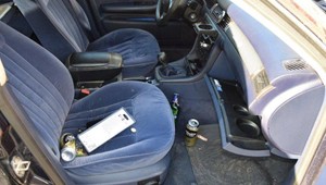 Mladík sa snažil zaparkovať svoje auto, skončil v rukách polície