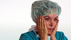 Ústavný súd pozastavil účinnosť zákona o zvýšení platov sestier