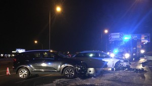 Nehoda osobných áut pred diaľnicou D1. Na mieste zasahovali aj záchranári