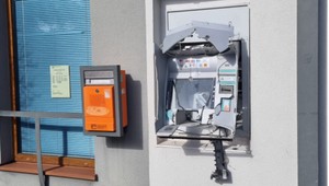 Zlodeji odpálili bankomat v Šúrovciach. Prípad skúmajú kriminalistickí experti