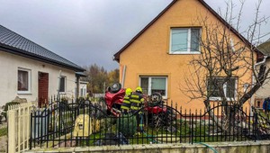 Auto vrazilo do plota a skončilo na streche. Dopadlo len pár metrov od vchodu do domu