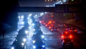 ONLINE. Vetrisko, sneženie, záveje. Kalamita, cesty sú neprejazdné