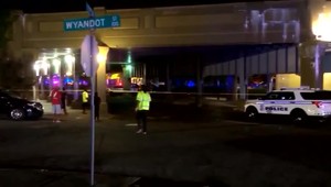 Internetom koluje video, na ktorom ľudia utekajú ulicou, ktorou sa ozývajú desiatky výstrelov. Streľbu neprežilo desať ľudí