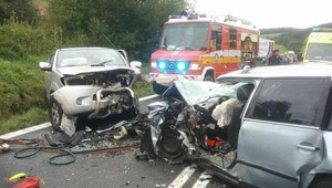 Čelná zrážka si vyžiadala 7 zranených osôb. Cesta je neprejazdná