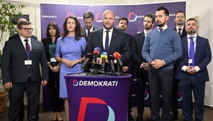 Demokrati sa pripravujú na snem. Čaká ich voľba predsedníctva a spájanie s ďalšou stranou