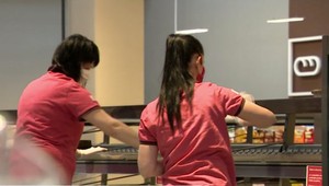 Koronavírus: Obchody zostali v nedeľu zatvorené. Ako dodržali jednotlivé predajne sanitárny deň?