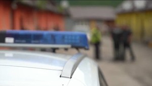 Mladíci okradli dôchodcu na vozíčku. Odcudzili mu 8 eur a telefón