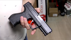 Strašidelná noc pre zamestnanca. Vodič na neho vytiahol zbraň