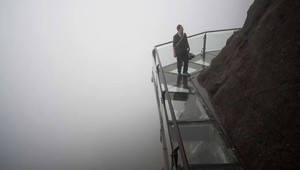 VIDEO: Sklenený most im praská pod nohami, napriek tomu po ňom denne prejdú stovky turistov