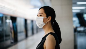 Skoré uvoľnenie opatrení proti koronavírusu môže mať katastrofálne následky, ukazuje model MIT