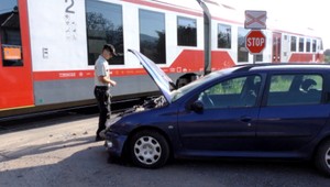 Žena narazila autom do vlaku, vraj ju oslepilo slnko