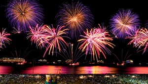 Svet oslávil Nový rok, obloha len žiarila