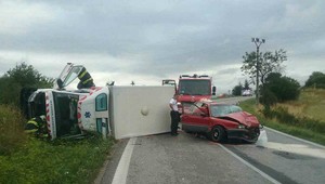 FOTO: Sanitka sa zrazila s autom. Po nehode ostala prevrátená na boku