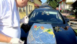 Netradičná grilovačka. Obed na kapote auta