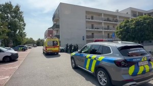 V Záhorskej Bystrici došlo k útoku na zastávke. Muž mal pri sebe zbraň