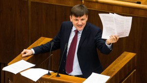 Hlina zablokoval parlament, postavil sa za rečnícky pult