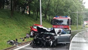 Vodič, ktorý v Banskej Bystrici zavinil nehodu, z miesta ušiel. V druhom aute nechal dve ťažko zranené osoby