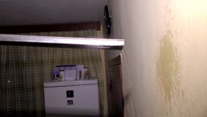 Voda im zateká do izieb. Firma opravuje strechu práve v období, keď najviac prší