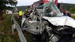 Mladý vodič chcel zrejme prejsť cez spustené závory. Spolujazdec (22) zomrel