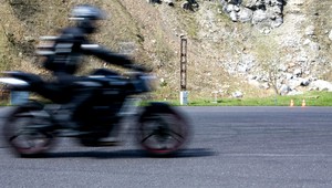 Zrážka auta s motorkou