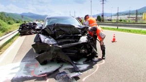 Muž (53) zdemoloval policajné auto, zranil aj policajta