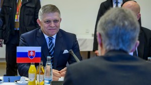 Prvá oficiálna zahraničná návšteva v Prahe: Premiér Robert Fico pricestoval aj s ministrami