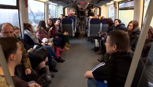 Minister dopravy cestoval vlakom na južnej trase. Spokojný ale nebol