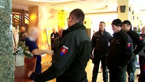 Z kúpeľov Brusno muži odnášali nábytok a sedačky. Zastavila ich až polícia