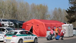 Nové kroky na hraniciach, ktoré zaviedol krízový štáb, sťažili Slovákom život