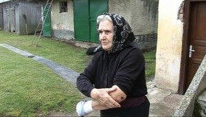 Dôchodkyňu (84) surovo napadol mladík, kopal ju na zemi