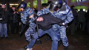 Polícia zatkla desiatky demonštrantov, vrátane lídra opozície