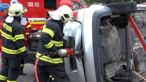 Hasiči si vyskúšali svoje zručnosti na medzinárodnej súťaži. Vyslobodzovali zakliesnenú osobu z vraku auta