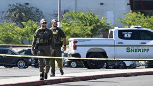 Muž zastrelil pri kasíne dvoch ľudí a viacerých zranil