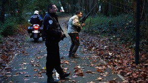 Parížske predmestie desí šelma na úteku