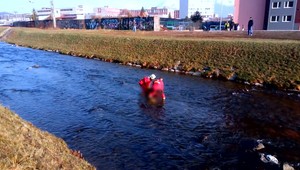 Telo mladej ženy ležalo v rieke niekoľko hodín. Na brehu objavili jej osobné veci
