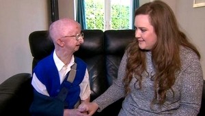 Postihnutého dôchodcu okradli, vďaka susedke je dnes z neho milionár