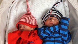 Neuveriteľné! Dvojčatá sa narodili v inom štáte, aj čase