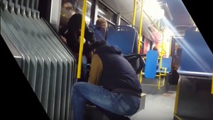 Mladý chlapec obul neznámej žene nové tenisky