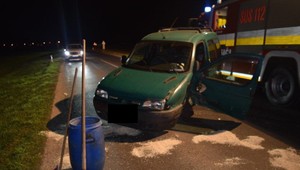 Nepozornosť za volantom. Vodička prešla do protismeru a spôsobila nehodu