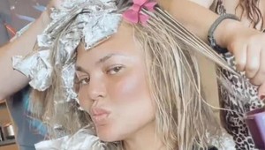 Chrissy Teigen ohúrila novými vlasmi: Tento odtieň bude na jar úplná bomba!