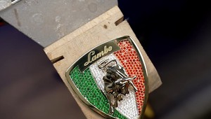 Nie je vaše Lamborghini dostatočne vyšperkované? Vyskladajte si logo diamantmi!