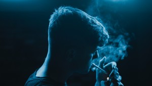 Európski tínedžeri fajčia najviac na svete, každý siedmy používa e-cigarety