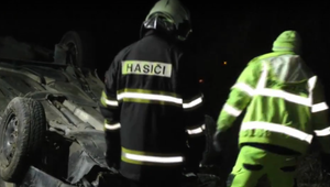 FOTO: Vodič stratil kontrolu nad vozidlom a prevrátil sa, z auta zostal iba vrak