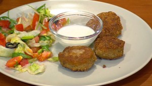 Mäsové medailónky so šalátom a jogurtovo-cesnakovým dipom