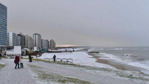 Vzácny meteorologický jav: Argentínske prímorské mesto zasypal sneh po 22 rokoch