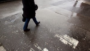 Vodič (55) zrazil tanečníka a huslistku priamo na priechode