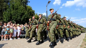 Uniforma stráca lesk: Mladých to do armády a polície láka čoraz menej