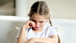 Učiteľka žiakom prelepovala ústa a priväzovala ich k lavici